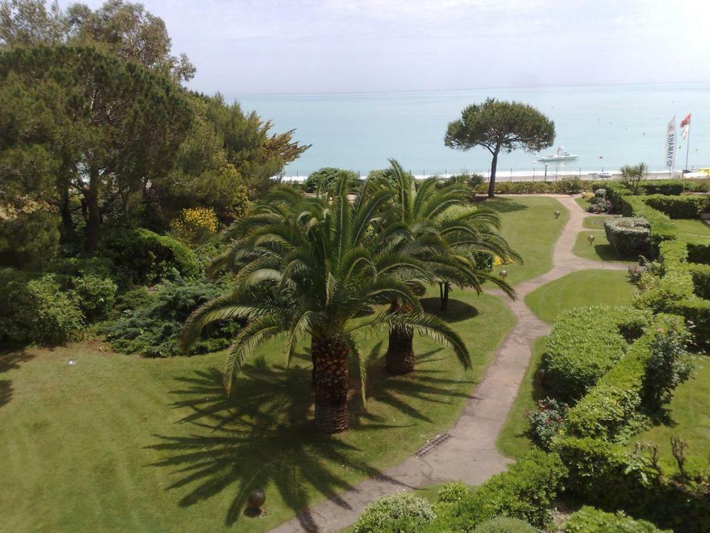 Bel Appartement Les Pieds Dans L'Eau Villeneuve-Loubet Ngoại thất bức ảnh